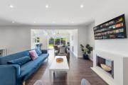 3BR 2BA, Free Parking, 5 Mins LGW, Fast Wi-Fi