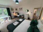 Spacious 5BR house close to Ely