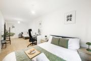 Spacious 5-Bed Apartment for Groups · Free Parking