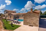Villa Stonica With Pool - Happy Rentals