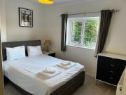 Alderton House - Spacious 3 Bed with Parking