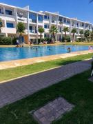 Appartement vue sur piscine et jardin