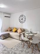 Stylish 1-Bed Apt, Walk to Beach & Amenities