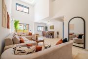 Grand Duplex 4 Chambres avec Terrasse, Piscine et Parking