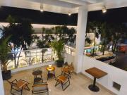 Entire building, city center, one kilometer from the beach, rooftop, kitchen, sleeps 8, 3 bedrooms, 2 bathrooms, strong wifi