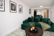 Cardiff Bloc by Prime Stays - 4 Bedroom Ensuite Studios & Big Lounge with Garden for Groups & Contractors