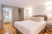 Central Stunning Duplex w Patio by LovelyStay
