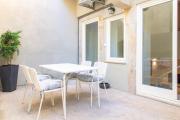 Central Stunning Duplex w Patio by LovelyStay