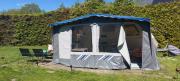 Ingerichte caravan met voortent op camping Westenenk