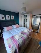Cosy guest room in a family home with private bathroom and free parking