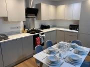 Modern 3-Bed Flat by High Street & Designer Outlet
