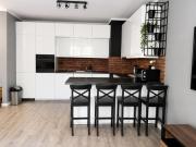 Uroczy Apartament z Garażem