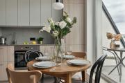 Bright & Cozy Apartment with Parking and Balcony by Noclegi Renters