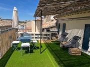 Studio et terrasse avec vue sur la veille ville
