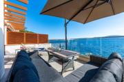 Seaview & beach access, brand new apartment