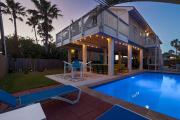 House of Neptune Steps from the sea and private pool