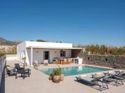 Moonshine Villa - A stones throw from the beach