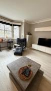 Stylish 2BR Flat with Patio, Kensington