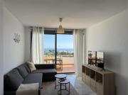 Apartamento con terraza, vistas al mar y piscina
