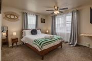 Historic Downtown Deco Queen Studio