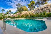 Stylish 2BR Apt Near Train Pool & balcony