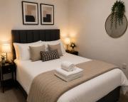 Modern Heathrow Apartment with Private Parking & Garden