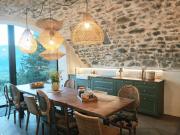 Gîte avec vue sur la montagne, piscine privée et à proximité des lacs et stations de ski