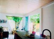 Hermosa casa rodeada de árboles y cerca a la playa