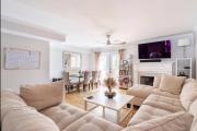 Cosy 2 Bedroom Townhome Close to The City