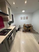 Modern 3 bedroom Apartment, Sleep 5