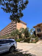 2 Bedroom Condo with pool, gym, near airport