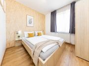 Prime Stay - Deluxe 3 Bedroom Family Apartment with AC & Parking Included