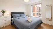 Contemporary 2 Bedroom Flat with Great Location in Salford