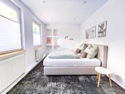 Exclusive 85 qm Wohnung, offener Loft-Charakter, 24-Std Check-In, separater Eingang, Parkplatz, 6 Personen, 3 Schlafzimmer, Familien- Geschäftswohnung, WLAN