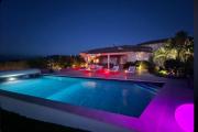 Superbe villa au rez de chaussée avec terrasse de 70 m2 offrant une vue sur la mer et piscine privée