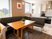 SidemerseyLivings - Rare & Accessible City View 2Bed Flat With Parking Walk 2 Docks
