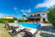 Spacious 7-bedroom villa near Santa Fe