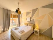 Centro & Leonardo: Trilocale Moderno con Balcone