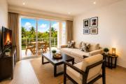 Elegant 2BR Apt, Pool and Golf Views