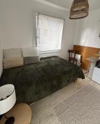 Petit studio indépendant - mitoyen à notre maison