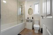 London 4-Bed in Coulsdon, 20 mins Gatwick, Parking