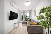Stylish Central Flat - Balcony & Private Parking