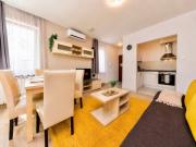 Prime Stay - Modern 3 Bedroom Family Apartment & Parking Included