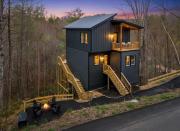 New Modern Gatlinburg Cabin with Fire Pit Hot Tub