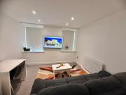 Modern 1-Bed Flat with Workspace and Free Parking