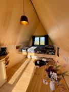 Charming cabin Avondgloed in farmers orchard
