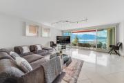 Spacious 3BR Lakeview Apartment with Terrace by GuestLee