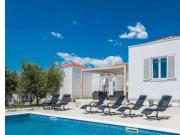 Luxurious villa Bright with pool