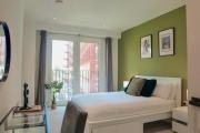 Luxury 2 bedroom apartment near central London with balcony - Open for Long stay and Families Relocatings