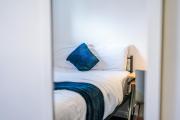 3-Bed Salford Apartment, Free Parking, 14 Mins to City Centre by Kammili Properties